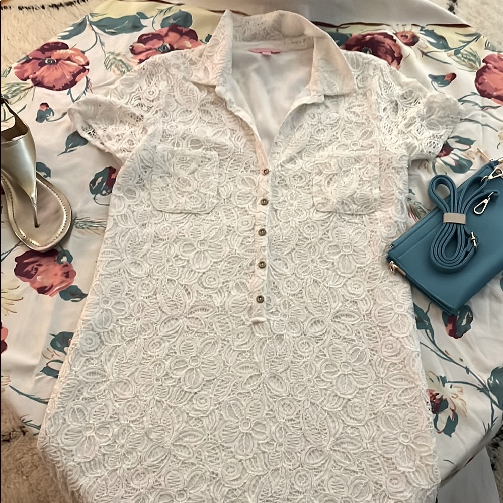 Lilly Pulitzer EUC size 12 white lace over lining.
Little gold Lilly Buttons.